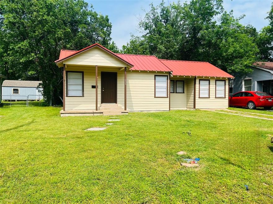 Don't miss this well maintained, move in ready 2 bed, 1 bath in the heart of Terrell! This beauty would make a great starter home or be the perfect turn key investment property. Conveniently located close to schools & shopping with easy access to major highways.
