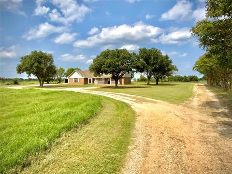 1409 W Trinity Groesbeck TX 76642