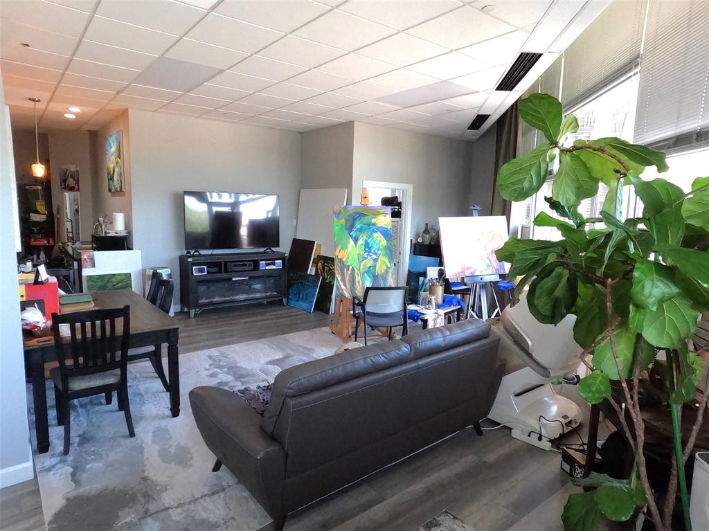 CASTLE HILLS - Commercial Sale