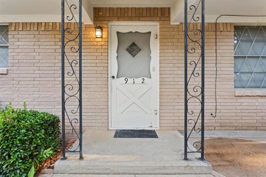 MOVE-IN READY AND VERY CLEAN HOME BUT IF YOU'RE WANTING TO PUT YOUR OWN STAMP AND PERSONALITY INTO SOMETHING, THIS IS IT. OPEN CONCEPT WITH NICE SIZE ROOMS. QUIET STREET IN CHALK BLUFF AREA AND NEAR THE BRAZOS RIVER. LARGE YARD,COVERED PATIO AND STORAGE BUILDING. RECENTLY APPRAISED FOR 251K IN AUG 2023. REFRIDGERATOR, WASHER AND DRYER CONVEY.