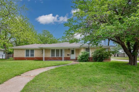 Photo of 1102 Fair Avenue, Gainesville, TX 76240 (MLS # 21254628)
