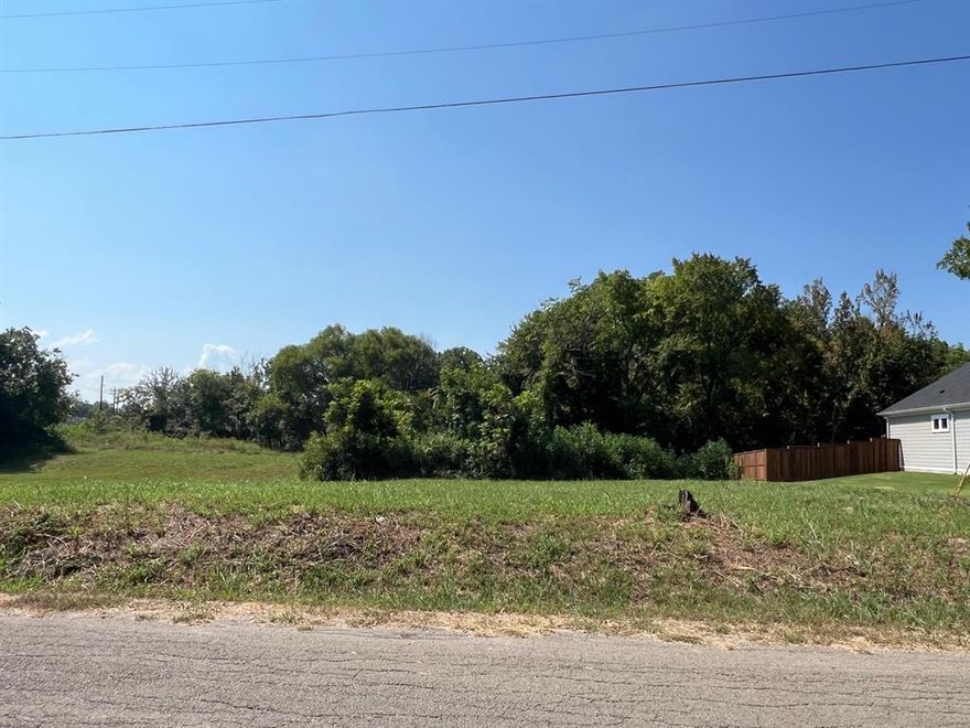 Spacious North Facing lot ready for you to build your dream home or to build a spec home for resale. Lot is approximately 100 feet wide giving excellent options for your floorplan and to meet your vision. Newly built homes in the area go for $350,000+! Adjacent lot 1311 Oneal is also available for sale, see listing #20696643. Buyer to do due diligence regarding zoning and ability to build.