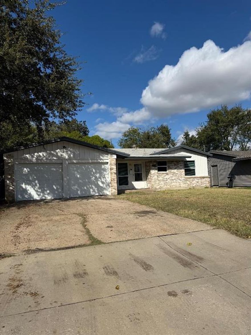 Don't want to brag about myself, but I'm in a very desirable location, accessible to mayor freeways, roads, local amenities, schools, and parks.  Stove can be electric or gas, have garbage disposal, and granite counter tops. I'm very welcoming, open floor plan, with great drive up appeal.  I've got new windows, garage door s, updated tiled bathrooms and kitchen.  Split bathroom to accommodate bedrooms and guest.

Check out our other listings 13976 Sundown Trail, 13710 Charcoal Lane, and 1408 E. Beltline Road.  All priced right to sell!

So get pre-qualified and move into this sought after, beautiful home.  
Buyer(s) to verify all information; schools, measurements, etc.