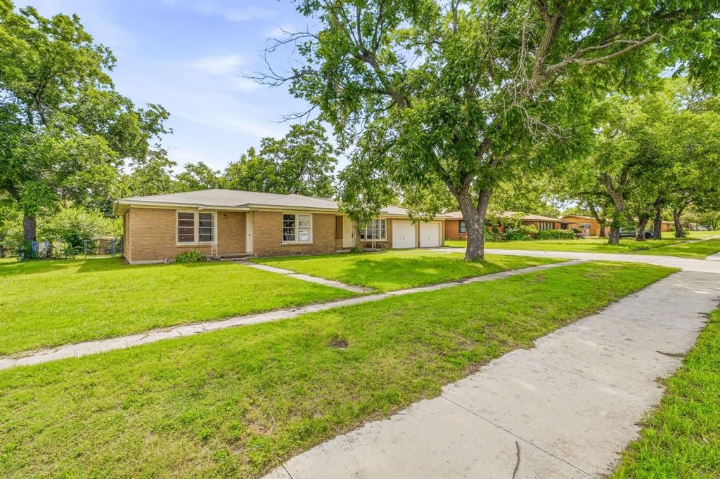 Photo of 594 N Harbin Drive, Stephenville, TX 76401 (MLS # 21342370)