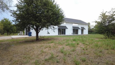 A home in Maypearl