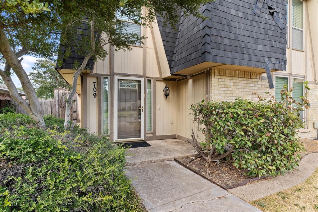 709 Royal Oaks Drive