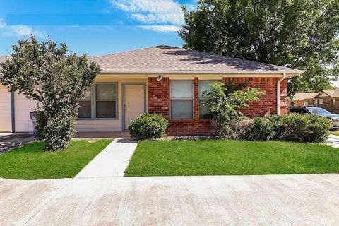 Photo of 136 Stewart Bend Court #A, Azle, TX 76020 (MLS # 21147420)