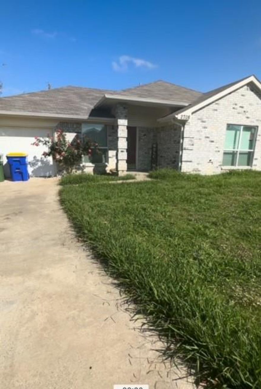Located close to major highways, these 3 beds 1.5 bath home offers convenience to schools and local shopping areas. Home is home in ready must see located in cul-de-sac makes for not much trafficked area. Come take a look for yourself.