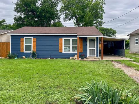 Photo of 606 Lilly Street, Cleburne, TX 76033 (MLS # 21272574)