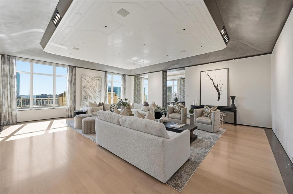 2555 N Pearl Street 2200