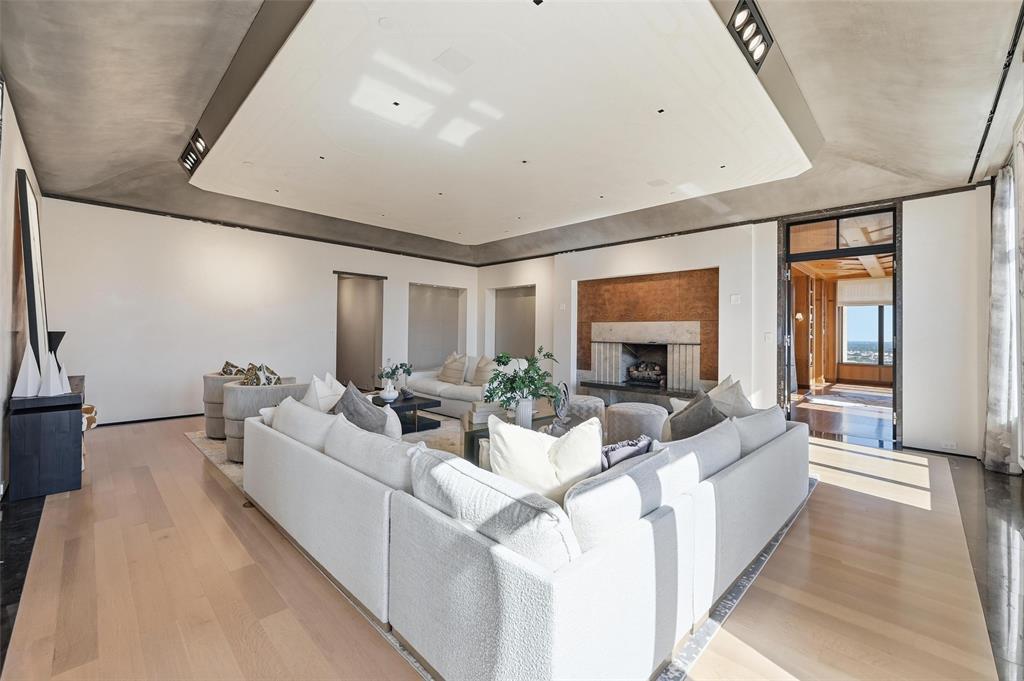 2555 N Pearl Street 2200