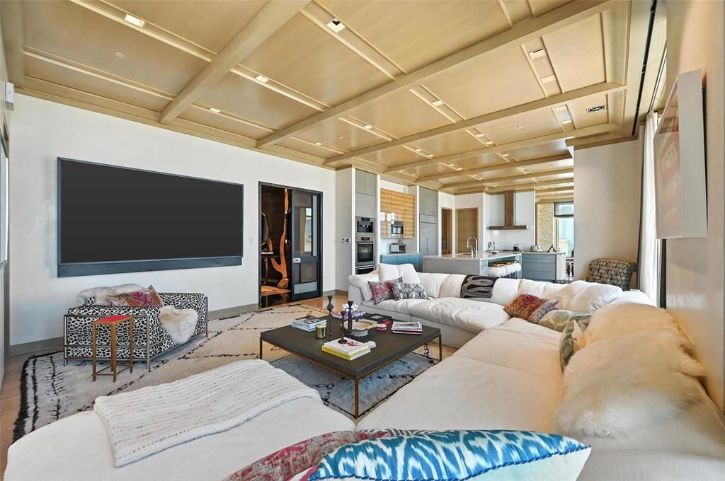2555 N Pearl Street 2200