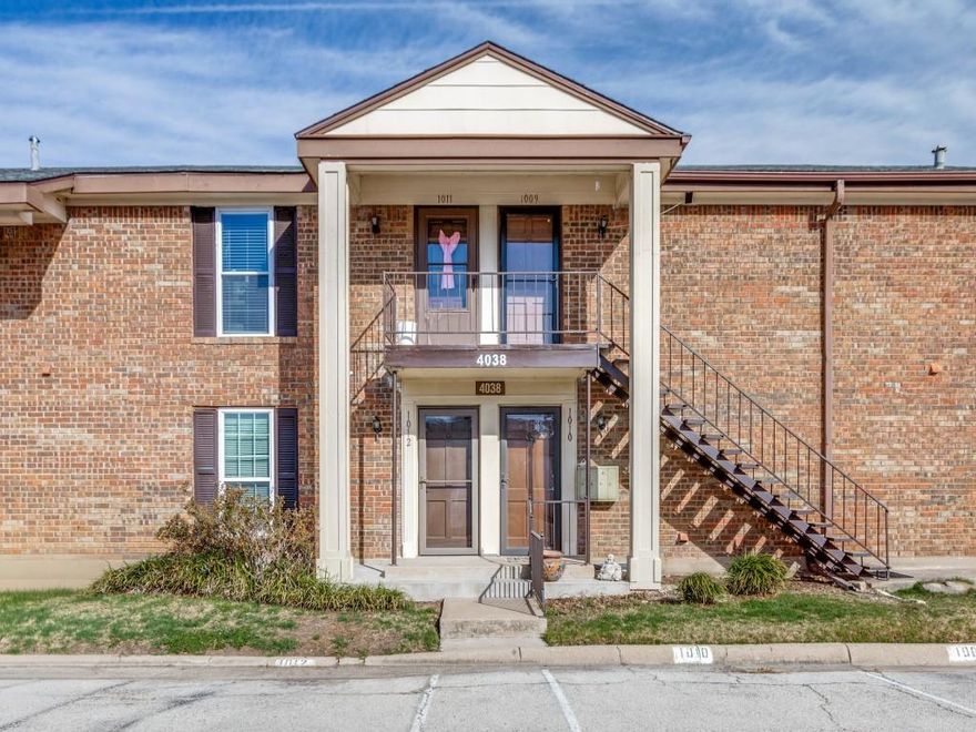 GOLF COURSE VIEW! Spacious 1 bedroom, 1 bath, 936 sq. ft. first floor condo on the Ridglea Country Club golf course. End unit condo is located within steps of the club house, community pool and amenities. Open floor plan with spacious living and dining room, functional kitchen with washer-dryer hookup. Large primary bedroom with generous sized walk-in closet. Golf course views from the living room and bedroom. Private patio overlooks the golf course. Assigned parking spot right in front of door. HOA covers electric, water, sewer, trash, exterior maintenance, grounds upkeep, front yard care, community pool and clubhouse. Ridglea Estate Condominiums is an established quiet neighborhood conveniently located near HWY I20, HWY 183, Chisholm Trail PKWY and shopping. Minutes from Ridglea Country Club, Camp Bowie area, Clearfork, Trinity Trails and the Cultural District. Great opportunity for first time home buyer, investor or one looking for low maintenance living.