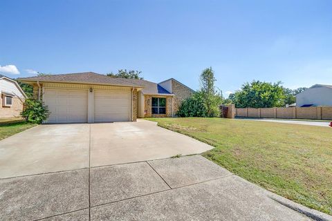 Photo of 4429 Amherst Lane, Grand Prairie, TX 75052 (MLS # 21091522)