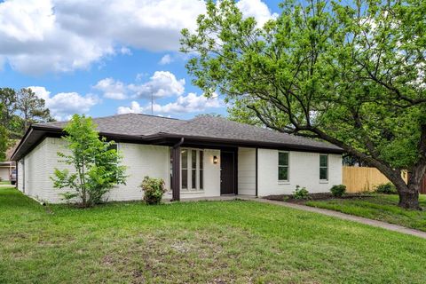 Photo of 718 Tacoma Drive, Garland, TX 75043 (MLS # 21243143)