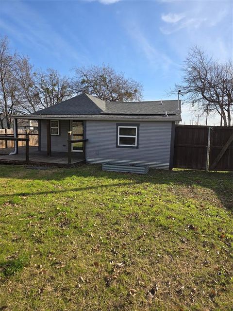 Photo of 605 N Snyder Avenue, Justin, TX 76247 (MLS # 21136509)
