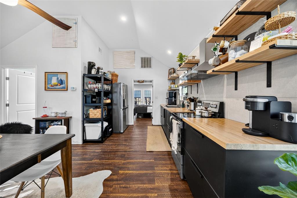 Wooded Lake Estate Add Pt II - Residential