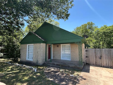 Photo of 640 E Pleasant Run Road, DeSoto, TX 75115 (MLS # 21422280)
