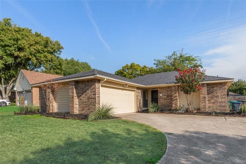 Photo of 10140 Indian Mound Road, Fort Worth, TX 76108 (MLS # 21395676)