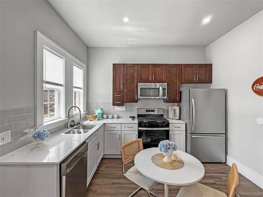 Park-Side Renovated Large First Floor Apartment! 1BR + Den Corner unit. Check out this 1000+ SF open unit with features to impress. Historic building with intentionally modernized interiors. Enjoy Tall Ceilings, a New Gas Stove, tons of counter space, Farm House Sink with Window, New Sleek LG Washing Machines and Lots of Windows flooding the living space and bedroom with light. The Den is off the living space, perfect for working from home or your favorite hobby. Gated parking is available. 

Just a block from the 75-acre lake cliff park ideal for walking the dog, shooting hoops, your evening run or a fresh tennis match.  Beyond the park is the vibrant bishop arts district, loved for its high concentration of boutique stores and trending restaurants. This intimate location gives a “small town” feel with big city convenience while being less than 10minutes from Downtown.