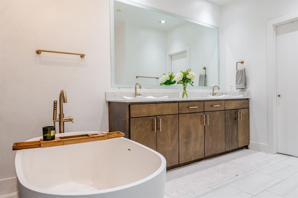 Thirty9thirty Condos - Residential