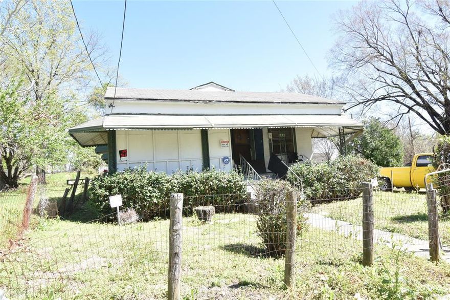 Investment opportunity with plenty of potential. This property features a functional layout and offers a great chance for investors or buyers looking to complete updates and add value. With the right improvements, this home could become a strong addition to an investment portfolio.