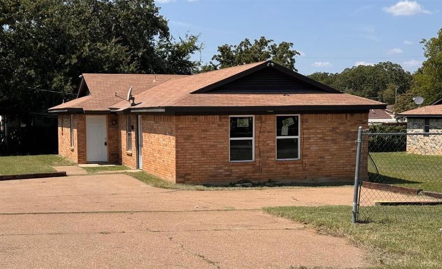 ***   GREAT INVESTMENT OPPORTUNITY   *** 
**  2 FULL DUPLEXES! **
*  100% Full ~~ NO VACANT UNITS  **

Built in 1984, units are all separately metered. Enjoy an open-concept layout in each unit, all situated on a large, fenced-in lot with dusk-to-dawn security lighting for added peace of mind.