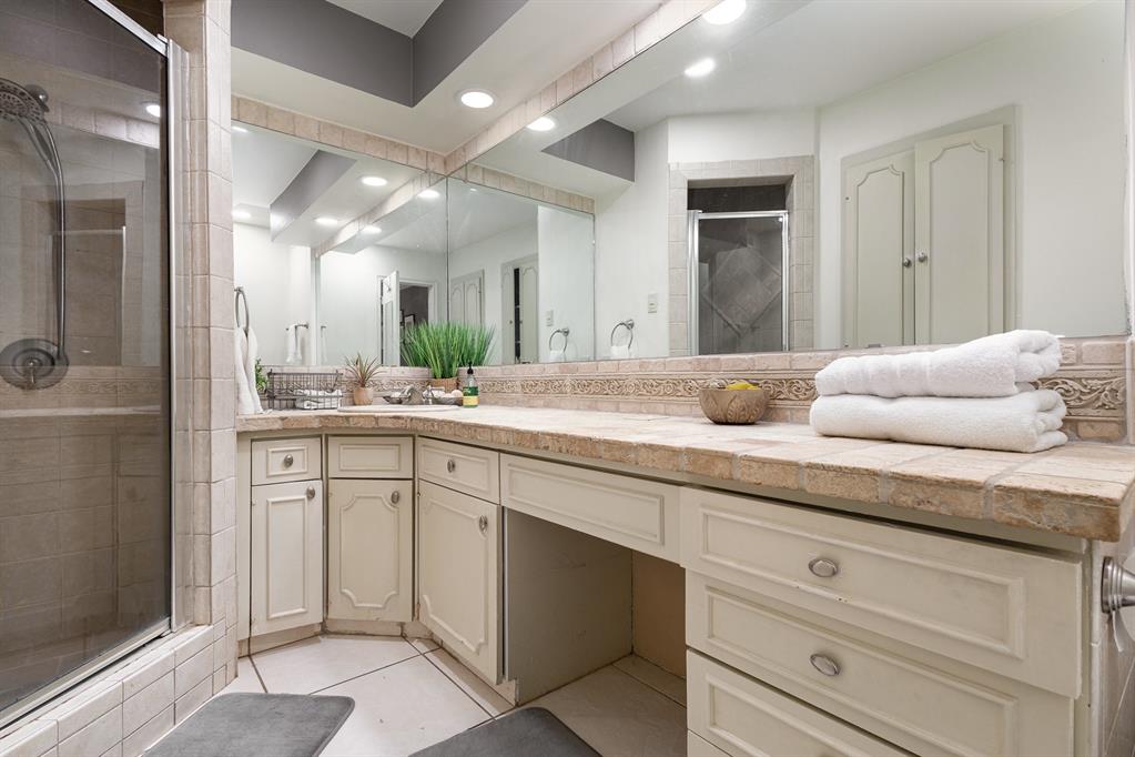 Les Chateaux Condo - Residential