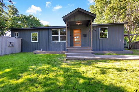 Photo of 203 Broad Street, McKinney, TX 75069 (MLS # 21271722)