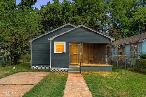 Photo of 323 Kelly ST, Bossier City, LA 71111 (MLS # 21385471)