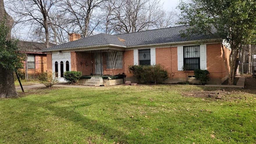 3-2 single story with  wood stained kitchen cabinets. Fully landscaped with 10 X 20 storage shed with elec. Large pantry, , high eff central AC unit, ceiling fans, Covered front porch and large shade trees, Centrally located near shopping, dining, and major roadways for easy access throughout Dallas. A wonderful home at an affordable price, come see it while you can. 
This property is selling AS IS with a motivated seller. INVESTORS WELCOME