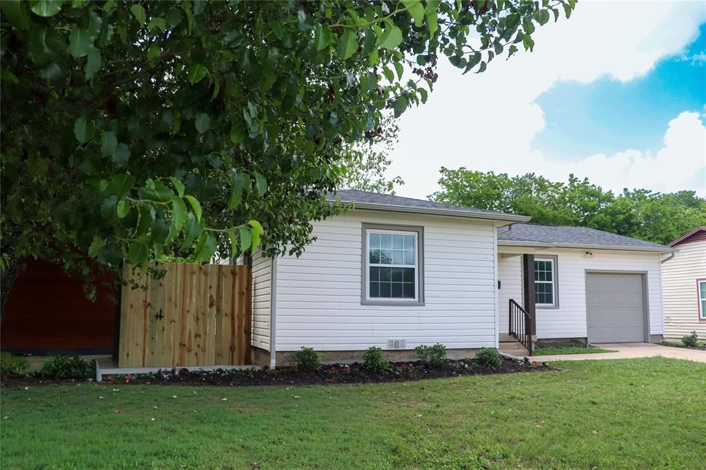 Photo of 309 Brunswick Lane, Mesquite, TX 75149 (MLS # 21243574)