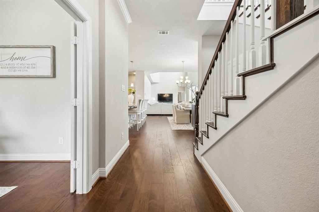 1800 Roundtree Circle W