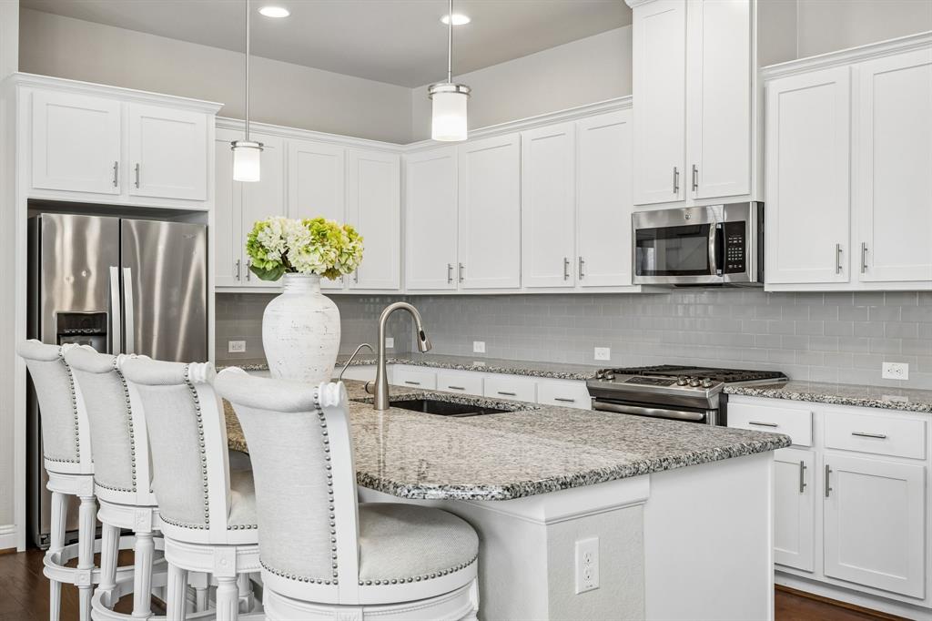 1800 Roundtree Circle W