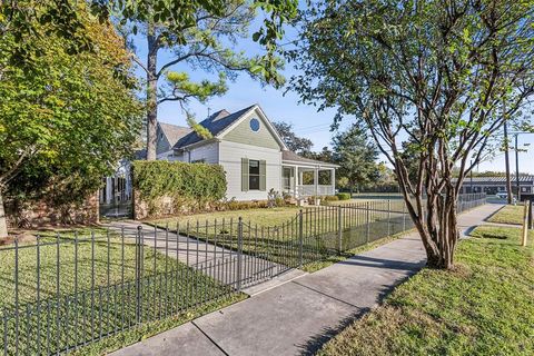 907 S Robinson Street Cleburne TX 76031