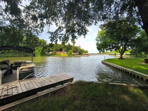 Photo of 180 Arrowhead Street, Mabank, TX 75156 (MLS # 21275575)