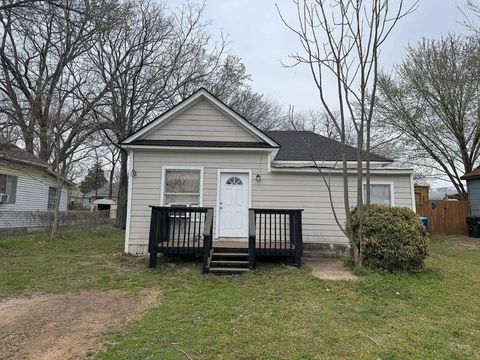 Photo of 509 W Coffin Street, Denison, TX 75020 (MLS # 21211684)