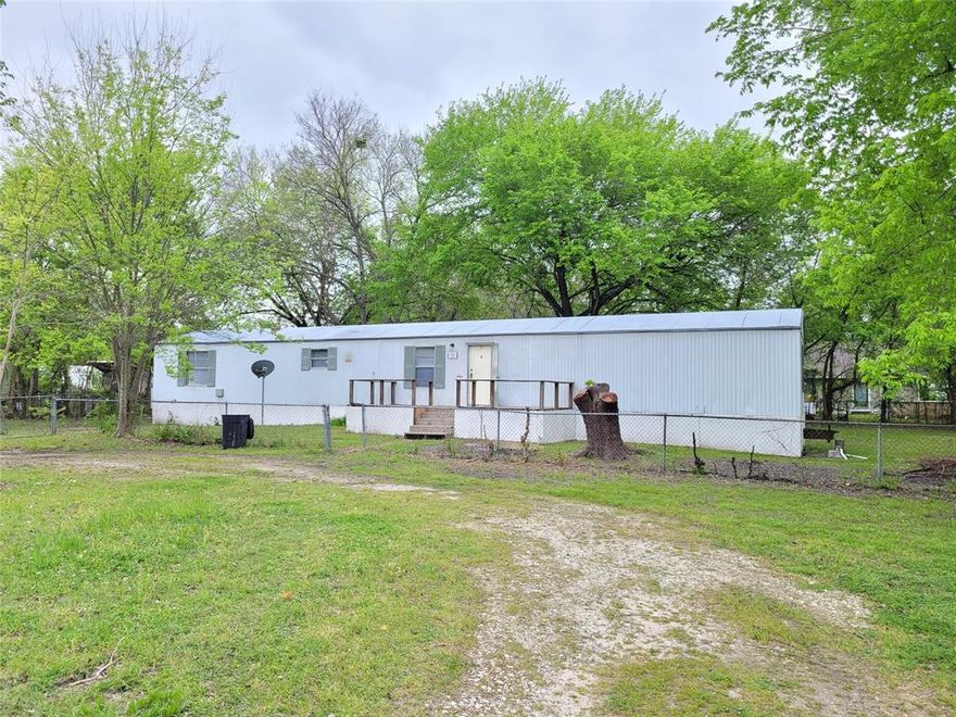 Mobile Home on a 2 lots property total of .40 acres. 3 bedrm, 2 bathrm, close to Lake Tawakoni. Property being sold as is.