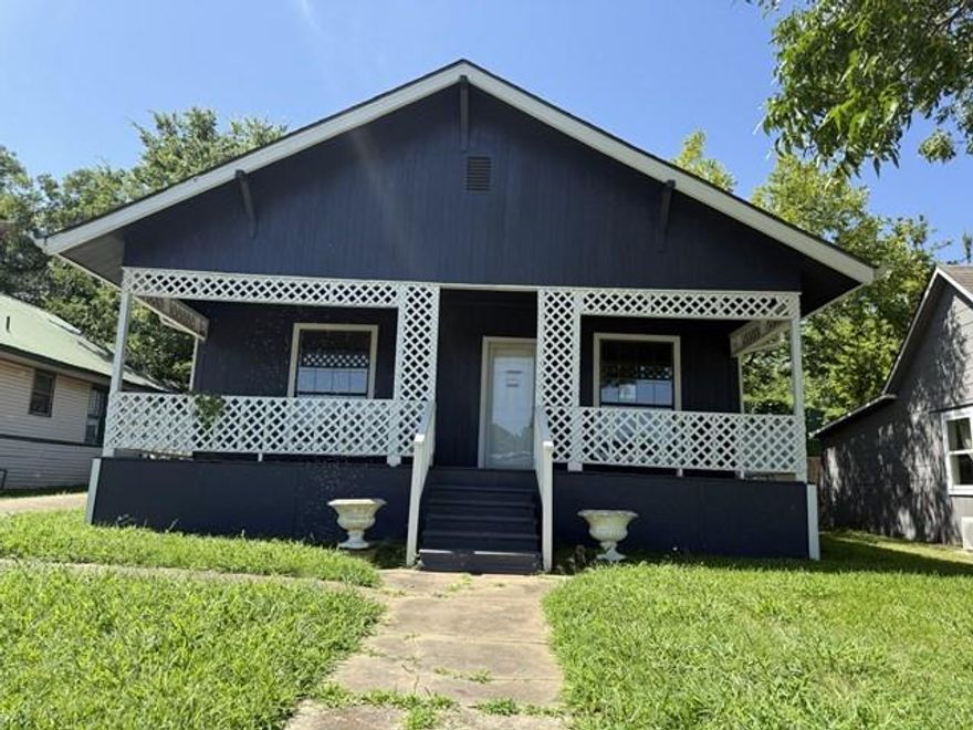 Well-maintained 3-bedroom, 2-bathroom home with an open layout, ample natural light, and comfortable room sizes. Conveniently located near downtown Denison with easy access to Hwy 75, Munson Stadium, Forest Park, and local shops and restaurants along Austin Ave.