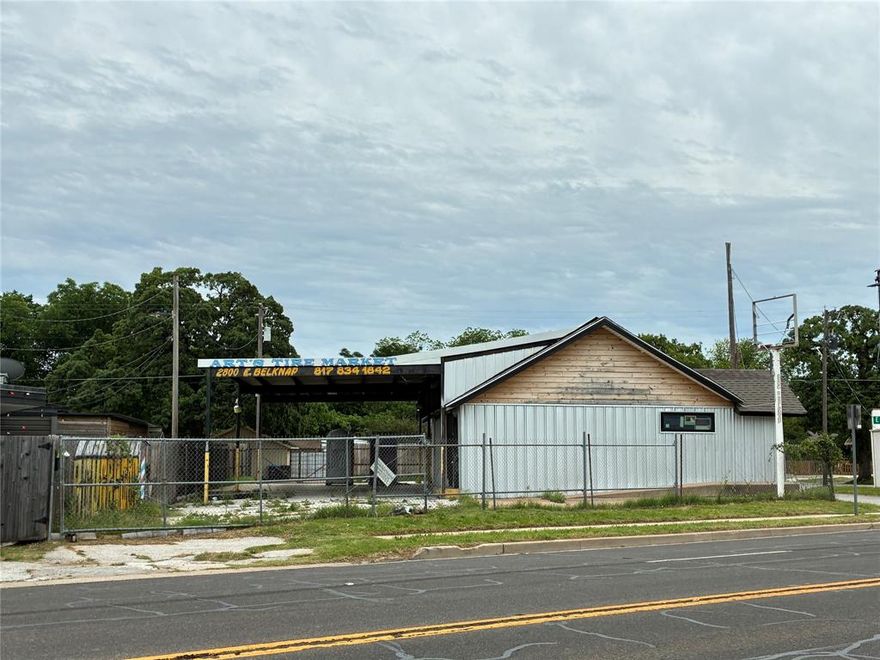 Located in the heart of Riverside. This corner lot is a high traffic area and convenient to Race St, I-35 and downtown Fort Worth.
Great visibility going East or West on Belknap. This corner lot is zoned MU-1 mixed use-Low Intensity Mixed Use