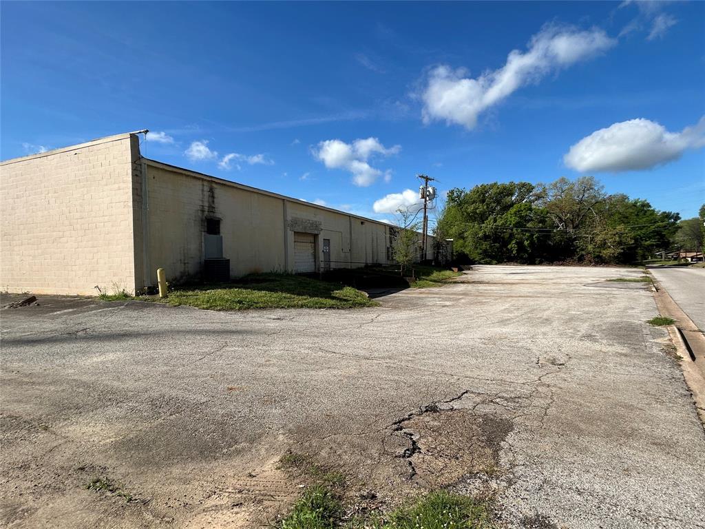 none - Commercial Lease