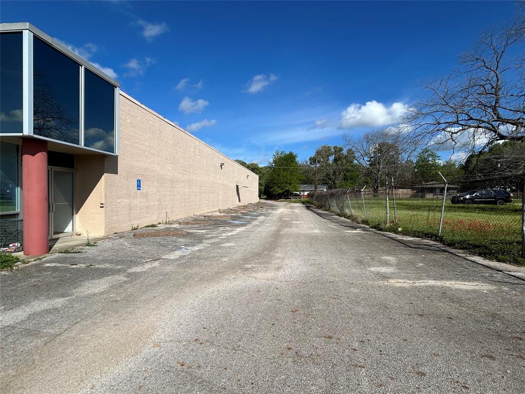 none - Commercial Lease