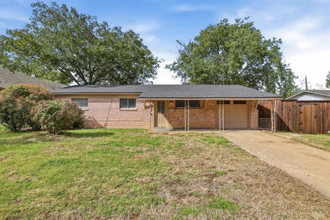Photo of 1902 Alan A Dale Road, Arlington, TX 76013 (MLS # 21416366)