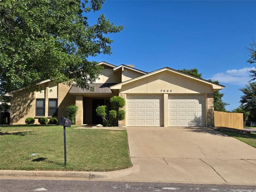 MUST SEE!!  You don't want to miss this home on a corner lot of a cul-de-sac! Well maintained home in an established neighborhood.  Near elementary school, park, shopping centers.