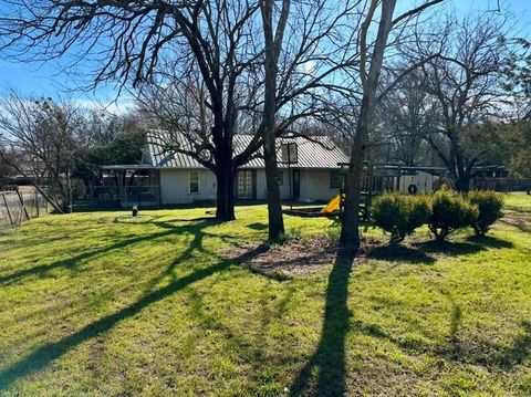 224 W Lowe Avenue De Leon TX 76444