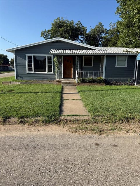 Photo of 501 Needham ST, Coleman, TX 76834 (MLS # 21341902)