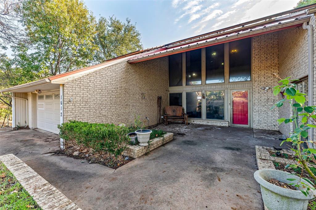 1612 Lakecrest Circle