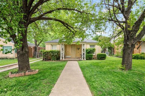 Photo of 412 N Montreal Avenue, Dallas, TX 75208 (MLS # 21247041)