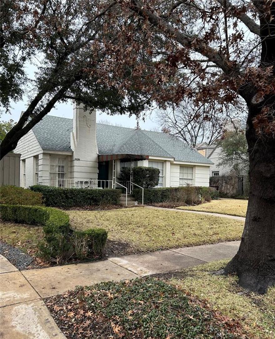 Middle and Best HPISD block on Southern Ave. 4400 block is Bradfield carpool-line-free, no curb parking restrictions, plus
Bradfield Elementary is next block up and HPVillage is next block up from Bradfield. Dallas Country Club is the next block up
from HP Village. House is appraised in good condition, with loads of light coming in from floor to ceiling windows throughout.
Good candidate for charming-cottage renovation and expansion, however, current value is in location.