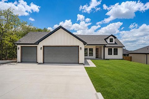 Photo of 5712 Stonegate Circle, Granbury, TX 76048 (MLS # 21331018)